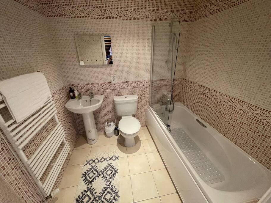 Luxury 4-5 Bed Home With Games Room And Balcony Ньютаун Екстер'єр фото