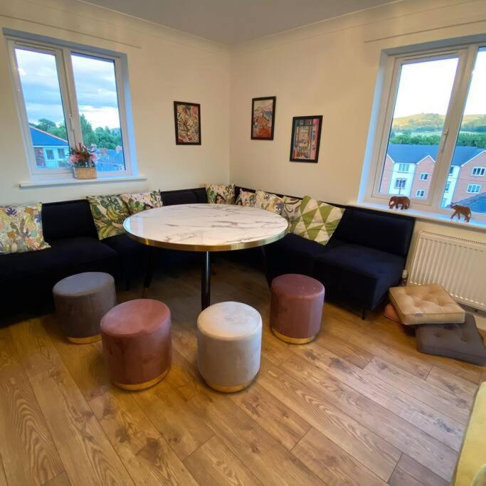 Luxury 4-5 Bed Home With Games Room And Balcony Ньютаун Екстер'єр фото