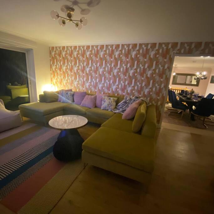 Luxury 4-5 Bed Home With Games Room And Balcony Ньютаун Екстер'єр фото